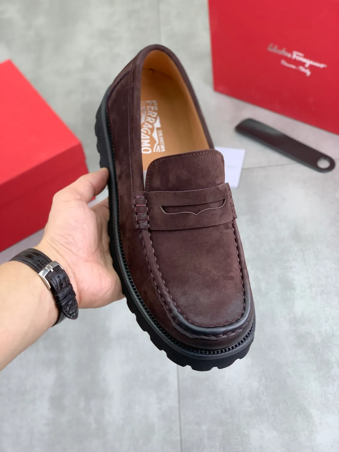 Men's shoes 💰P500 New model [Ferragamo/Ferragamo] Latest model Original imported calfskin, imported pigskin lining + original luxury metal buckle + original rubber outsole Soft and comfortable Size number: 38-44